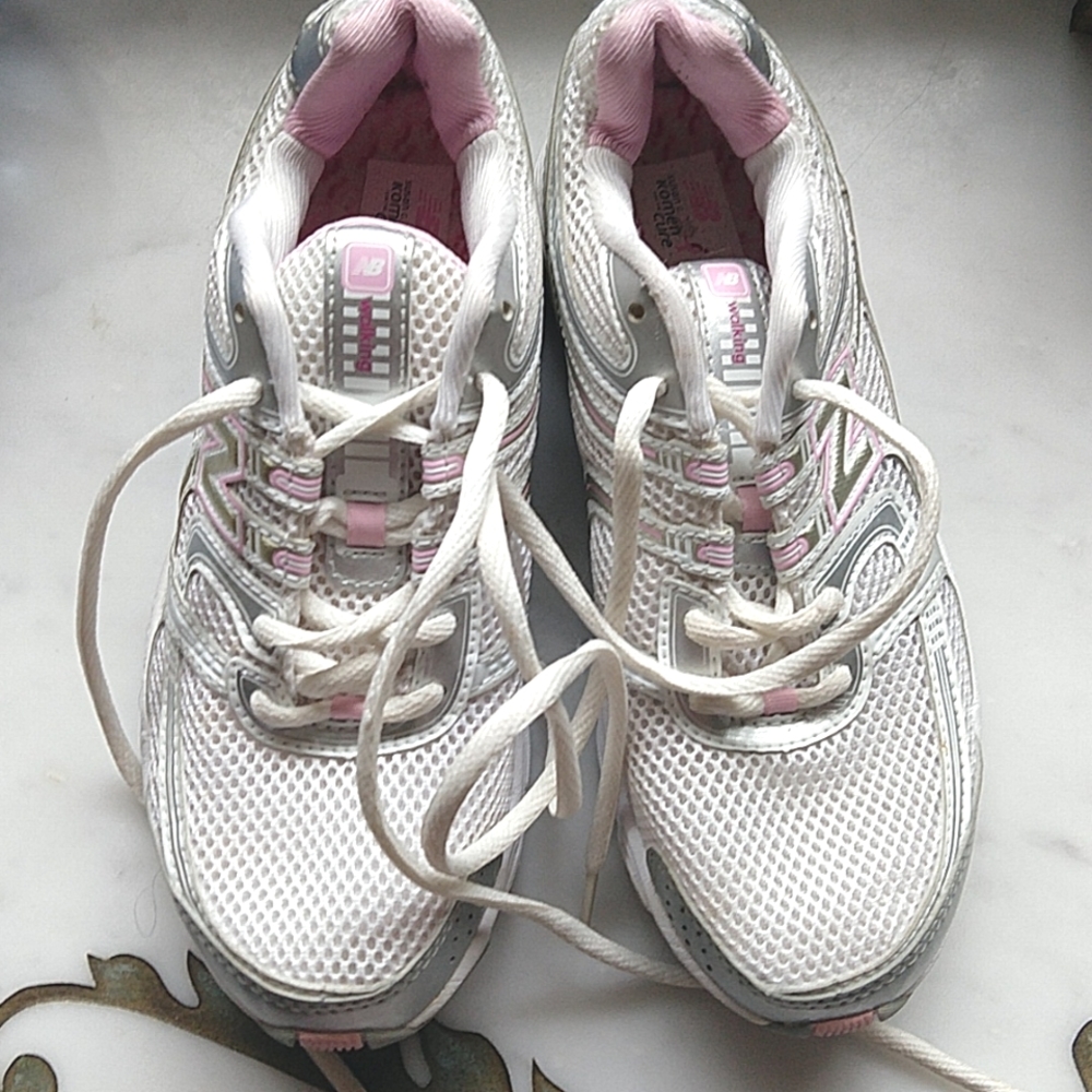 New Balance 615 walking sneakers breast cancer awareness size 6/5 good condition